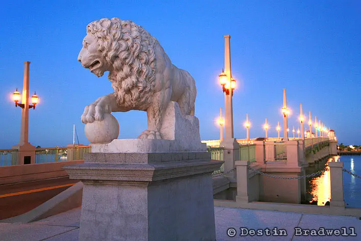 A statue of a lion on top of a pillar.